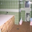 ○ビフォー　　　　　　　　　　　　　　　　　　　　　　　　　　　　　　　　　　　　　　　　　　　　　　　　　　　　　冷たいタイル張りの浴室
