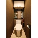 ○アフター<br />トイレはシックな雰囲気の内装とし、奥にはコレクションを飾れる棚を 造作しました。