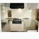 施工後
キッチンはコの字型キッチンを採用。少ないスペースで十分な収納を確保することができました。また、レンジや炊飯器・オーブン等も全てキッチンの上に置ける様になっています。