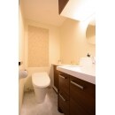 限られた空間を広く使うためにトイレと洗面台を同じ空間へ。