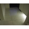 白い石目調のタイルで床を統一し、収納下に間接照明を設置しました。