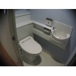 省スペース型のトイレを採用。壁面のスペースを活かし、収納スペースを多く設けてあります。