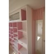 高校生のお嬢様のお部屋は、真っ白だった普通のお部屋に、ピンクをアクセントとした造作家具をデザイン。
姿見を使いながら使いやすい位置には、アクセサリーをしまえる引き出しを配し、女子高生ならではの壁面収納ができました。