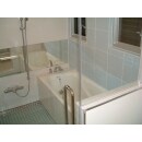 在来の浴室は、窓面のタイルにリブ入りのＩＮＡＸのタイルを使用し、デザイン性を向上させました。

