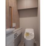 凛とした和モダンのトイレ室に