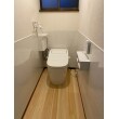 トイレのリフォームです。便器交換と床張り替え、腰壁を掃除しやすいパネルを張ったリフォームです。