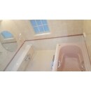 浴槽はLIXILの高断熱浴槽である『グランザシリーズ』のサーモバスSを採用しました。また、床はサーモタイルを使用、浴室換気乾燥暖房機も設置しているので寒さ対策は万全です。ご家族で選んださくら色のタイルで目にも温かな浴室になりました。