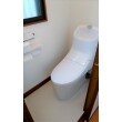 シャワートイレ一体型のアメージュZAを採用。便座が真上にしっかりと上がるので、便器とのすき間汚れも奥まで楽に拭き取れます。