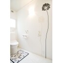 機能性だけではなく、遊び心のある空間にしたかったトイレは、白い壁に花のステッカー「ウォールデザイン」（フランス製）を貼り、まるでホテルのようなイメージに仕上がりました。手洗いの上の壁にはエコカラットを採用。
