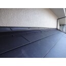 増築部スレート屋根部分をＩＧ工業ガルテクトでカバー工法。