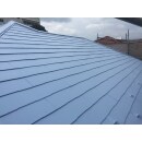 日本ペイント　サーモアイＳｉ施工。
シリコン樹脂塗料の強力な結合力により、過酷な環境下でも耐久性を保持することが可能な屋根用遮熱塗料です。