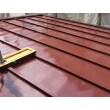 シリコン樹脂塗料の強力な結合力により、過酷な環境下でも耐久性を保持することが可能な屋根用遮熱塗料、サーモアイＳｉを用いた３回塗りで仕上げました。
