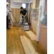 長年の使用で変色したり汚れたりしていた床が、専用の研磨機で表面を削ることにより、みるみる蘇っていきます。
・杉無垢材床を0.5～2m／m程度研磨
・浸透性ウッドワックスやウレタン塗装で仕上げます。