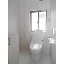 白を基調にして統一感と清潔感を出しながらも、壁紙で雰囲気を変えて高級感のあるトイレになりました。