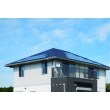 寄棟屋根の3面を使い、約4.6kWの太陽電池を搭載。屋根材一体型なのでシンプルな外観に調和する太陽電池モデュールで、たっぷり発電できます。
