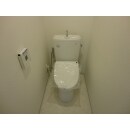 白のイメージで清潔な雰囲気なトイレに

