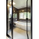 洗面脱衣室と一体化するように、ブラックのドア枠と透明ガラス、シックな壁パネルを採用。開放感のある上質な入浴タイムを満喫できます。