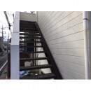 階段もノンスリップ付きのシートを貼り、鉄部も錆をできるだけ落として塗装しました。