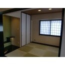一部屋は和室がほしいとの事で、６畳程度の和室を作りました。
琉球畳と、間接照明を仕込んだ床の間でモダンな和室を演出しました。