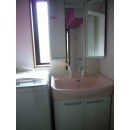 洗面化粧台も交換し、浴室と同じピンクで統一しました。