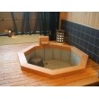 源泉掛け流しの桧造の八角風呂はふんだんに自然素材を使い、「木」本来の香りが漂う人気の貸切露天風呂です。
