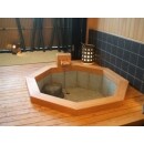 源泉掛け流しの桧造の八角風呂はふんだんに自然素材を使い、「木」本来の香りが漂う人気の貸切露天風呂です。
