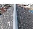 工事前の屋根のコロニアル瓦の状態です。経年劣化により、表面の塗装が剥げています。
屋根塗装には、見た目の良し悪しだけでなく、「断熱性を増す・防水性能を向上させる」といった大きな役割を負っています。
屋根は、お客様が日常で目につきにくい場所ですが、直接日光を受ける場所の為、外壁よりもダメージを受けやすい場所です。 