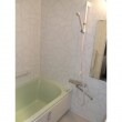 緑色の浴槽がアクセントになってます。またシャワー部は、スライドフックで高さ調節が自在なだけでなく、握りバーとしても使用出来ます。