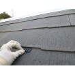 【タスペーサー】と呼ばれる縁切り用の部材を縁に差し込み塗装を行う事で、雨水の逃げ道を作り、屋根裏への逆流を防ぎます。