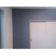 ベッドのヘッドボード側の壁をグレーがかったブルーの壁紙で、アクセントにしました。