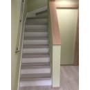 既存の階段に上張りするタイプのシステム階段を使用して、簡単に見違えるほどキレイで安全な階段になりました。