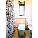 1階のトイレは、アラウーノＬ１５０を選ばれて、便フタはシャープさを感じる色「銀嶺」に。壁のクロスは、サンゲツ「RE51422フラワーリーフ」で華やかに