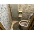 トイレのクロスを石目調に変え、リアルな質感と立体感が再現され、高級感のあるトイレになりました。
また床のクッションフロアも新しくしました。