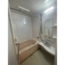 鏡もシャワーヘッドも大きくなり、お手入れしやすいシンプルなバスルームになりました。