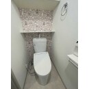 無機質なトイレ空間もお気に入りの壁紙をワンポイントアクセントに、おしゃれになりました。