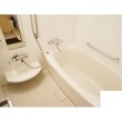 パナソニックリフォムスＭＲ－Ｘを施工しました。 ナチュラルに統一された素敵な浴室に大きな浴槽。スライドフック付握りバーで浴槽を跨ぐのも安心です。