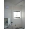天井が開放感のあるアーチ型で、天井に浴室暖房機が取り付けられています。
