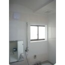 天井が開放感のあるアーチ型で、天井に浴室暖房機が取り付けられています。