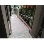 歩きやすいスロープと、自分の住まいらしい玄関小物。