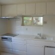 キッチンは天板もシンクも扉色も白で、清潔感あふれるキッチンになりました。
間口270ｃｍの広々キッチンでゆったり調理できます。