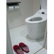 お掃除しやすいTOTOネオレストAHを採用。ホワイトをベースにまとまりあるトイレになりました。