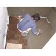 【施工中】壁は、漏水などで建物を傷めないように防水をしっかり行います。床にコンクリートを打ちます。浴槽を据えたり、排水のため、丁寧に仕上げます。