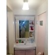 右側に見えるドアはトイレへの入口ドア。設置した洗面化粧台の扉色と合わせ、ピンクに取替えました。