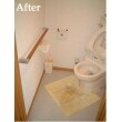 段差を解消し、床を滑りにくいクッションフロアに、壁はクロス仕上、 手摺を付けて高齢者には使いやすいトイレになりました。 