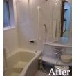以前は浴槽も小さく、寒々しい印象だった浴室。
浴室横の物置スペースを半分潰し、0.75坪から1坪サイズの浴室に改修して広々。
