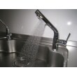 クラッソの最大の特徴、「水ほうき水栓」。
お皿に当たった水が、横に広がる新設計です。少ない水で洗えるので、節水にも役立ちます。