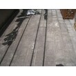 施工前です。
バルコニーの床に耐熱、及び防水保護の為に敷かれたコンクリートパネルは劣化し、悩みの種でした。