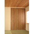 天井はご要望により京都府内産の杉材を使用。壁は珪藻土。自然材が心地よいくつろぎの空間です。