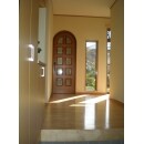 お気に入りのドアは残し、珪藻土の壁、天井と無垢の桜の床材を使い、明るい廊下にしました。
