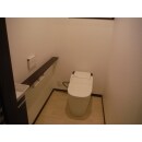 トイレはパナソニックの新型アラウーノを採用頂きました。ほしい機能が満載で全自動お掃除トイレの最高峰。
